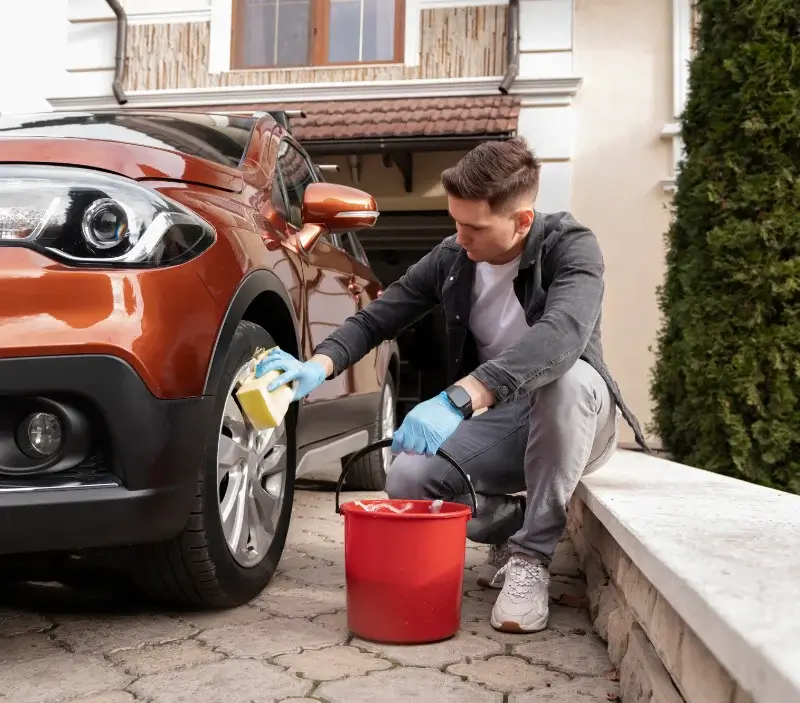 Lavage auto à domicile Ceaucé : professionnel intervenant sur un véhicule